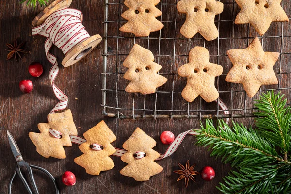 Cadena hecha a mano de galletas de jengibre como decoración para Navidad — Foto de Stock