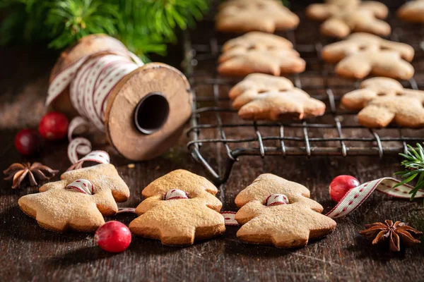 Smaczny piernikowy łańcuszek ciasteczkowy jako specjalna dekoracja świąteczna — Zdjęcie stockowe
