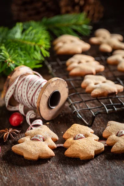 Cute chain made of gingerbread cookies for Christmas tree — Stock Photo, Image