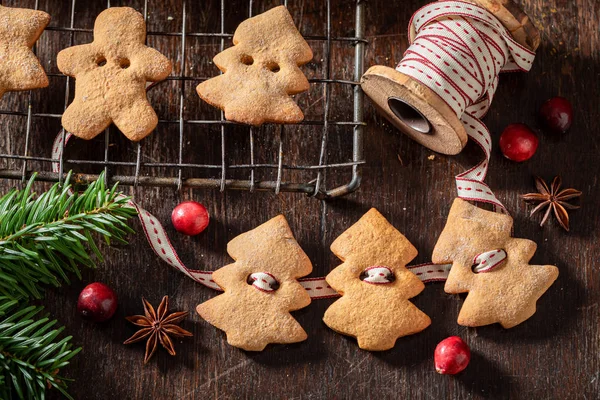 Cadena de galletas de jengibre rústico para árbol de Navidad — Foto de Stock