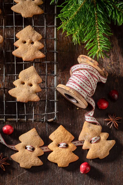 Ręcznie robiony łańcuszek z piernikowych ciasteczek jako specjalna dekoracja świąteczna — Zdjęcie stockowe