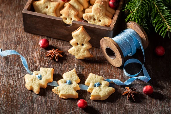 Rustykalny łańcuch z ciasteczek masła jako dekoracja świąteczna — Zdjęcie stockowe