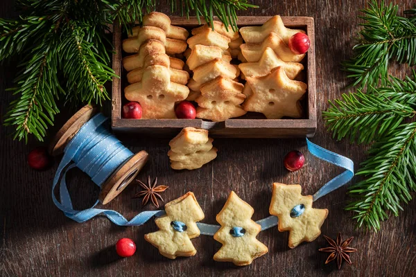 Cute łańcuch z masła ciasteczka jako dekoracji świątecznej — Zdjęcie stockowe