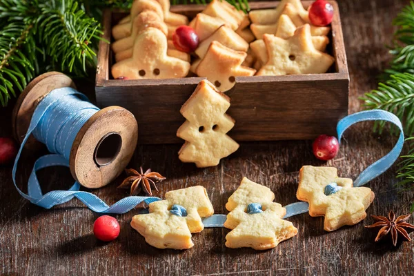 Smaczny łańcuszek z ciasteczek z masłem jako specjalne ozdoby świąteczne — Zdjęcie stockowe