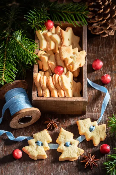 Cadeia de biscoitos de manteiga doce como decoração de Natal — Fotografia de Stock