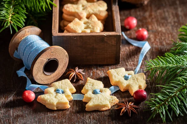 Rustykalny łańcuch z ciasteczek masła jako ozdoby na Boże Narodzenie — Zdjęcie stockowe