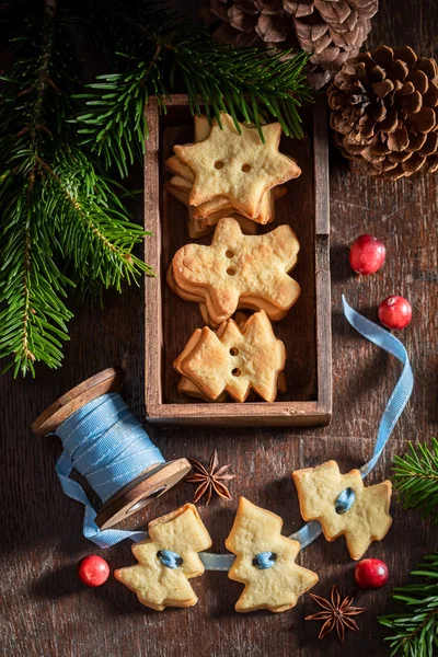 Wspaniały łańcuch ciasteczka masło jako ozdoby na Boże Narodzenie — Zdjęcie stockowe