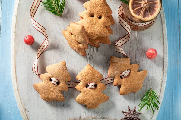 Roztomilé perníkové sušenky řetěz jako speciální vánoční dekorace — Stock fotografie