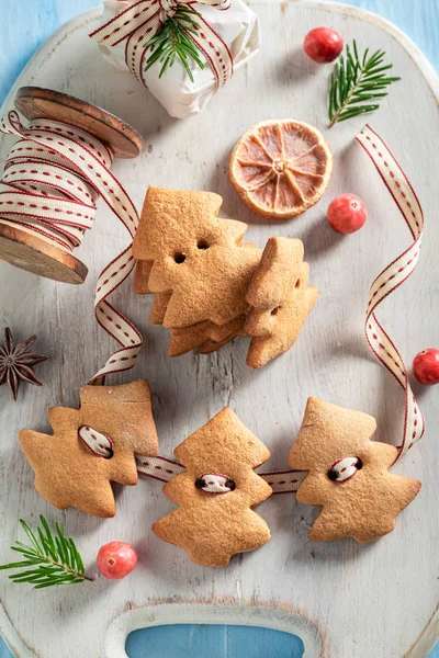 Handmade chain made of gingerbread cookies as Christmas ornaments — Stock Photo, Image