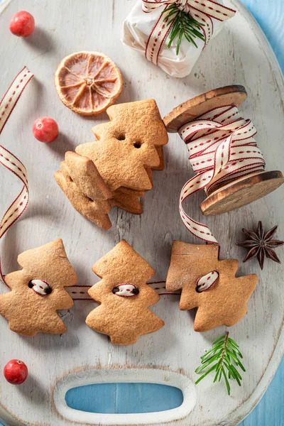 Rustic chain made of gingerbread cookies as Christmas ornaments — Stock Photo, Image