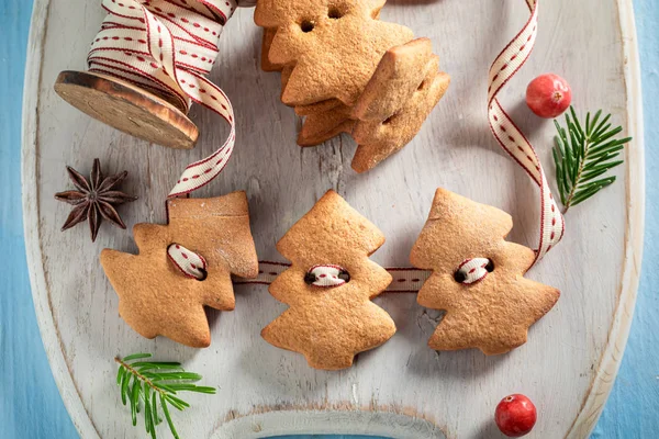 Słodki łańcuszek z piernika ciasteczka jako ozdoby świąteczne — Zdjęcie stockowe