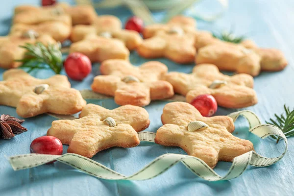 Traditionell Butterkekskette als besonderer Weihnachtsschmuck — Stockfoto