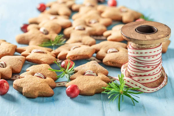 Domácí perníkové sušenky řetěz jako speciální vánoční dekorace — Stock fotografie