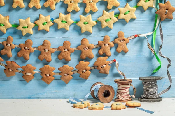 Söt kedja av pepparkakor som julprydnad — Stockfoto