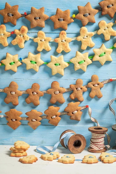 Hemlagad kedja av pepparkakor som speciell juldekoration — Stockfoto