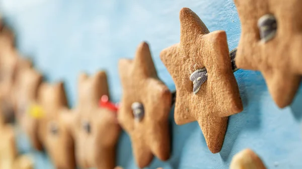 Chaîne rustique en biscuits au pain d'épice pour arbre de Noël — Photo