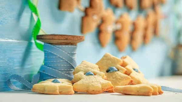 Roztomilý máslo cookie řetěz jako speciální vánoční ozdoby — Stock fotografie