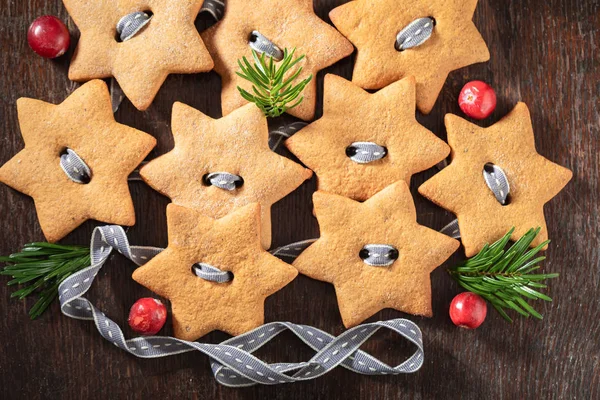 Lahodný řetízek z perníkových sušenek jako vánoční ozdoby — Stock fotografie
