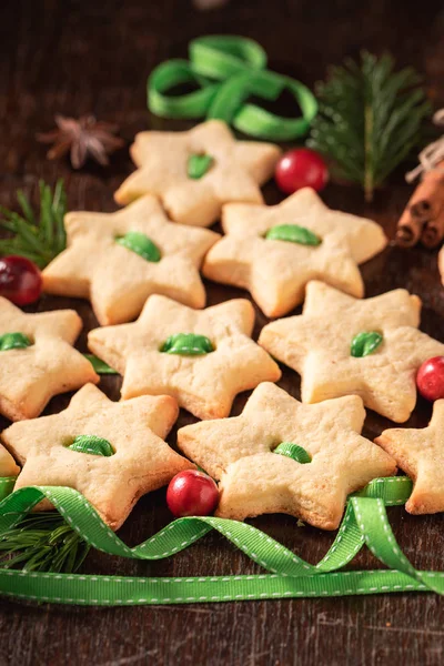 Cadeia artesanal feita de biscoitos de manteiga como ornamentos especiais de Natal — Fotografia de Stock