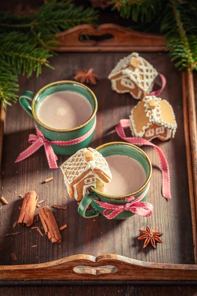 Schattige peperkoeken huisjes met lekkere chocolade als kerstsnack — Stockfoto