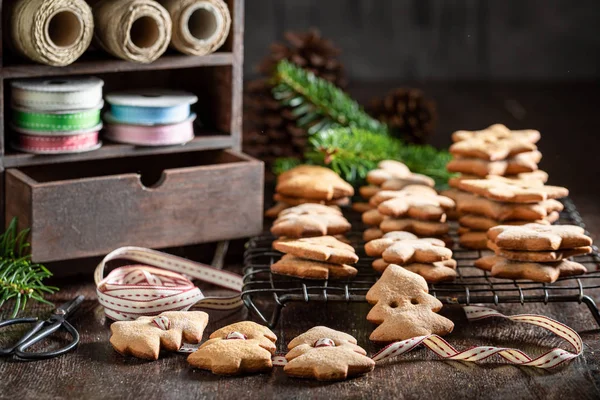 Przygotowanie piernikowego łańcucha ciasteczek jako dekoracji na Boże Narodzenie — Zdjęcie stockowe