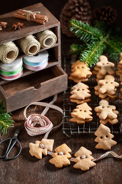 Wspaniały piernik ciasteczkowy łańcuch jako specjalne dekoracje świąteczne — Zdjęcie stockowe