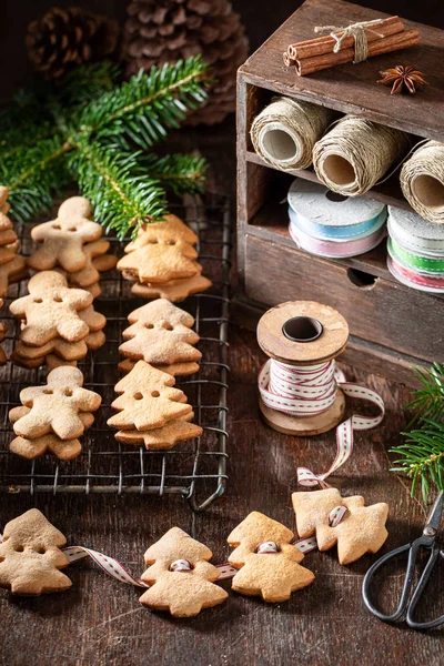 Cadena de galletas de jengibre rústico como decoración para Navidad — Foto de Stock