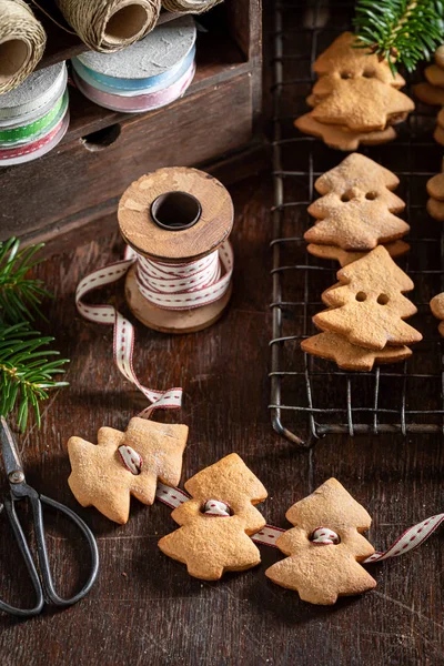 Rustic chain made of gingerbread cookies as decoration for Christmas — Stock Photo, Image