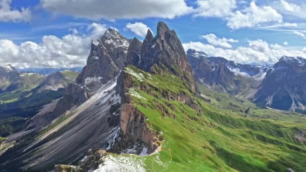 Een echt uitzicht op Seceda in Dolomieten met blauwe lucht — Stockvideo