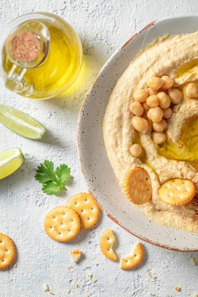 Užijte Hummus Crackersi Koriandrem Limetkou — Stock fotografie