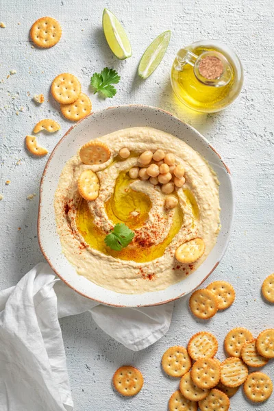 Lahodný Hummus Krekry Koriandrem Limetkou — Stock fotografie