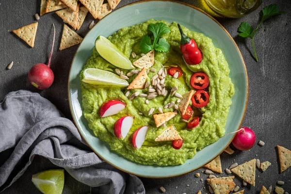 Disfrute Guacamole Servido Con Galletas Cilantro Semillas Girasol — Foto de Stock