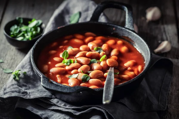 Gebakken Bonen Met Kruiden Tomatensaus Ijzeren Schaal — Stockfoto