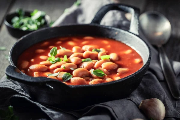 Nahaufnahme Von Gebackenen Bohnen Mit Tomatensauce Und Frischen Kräutern — Stockfoto