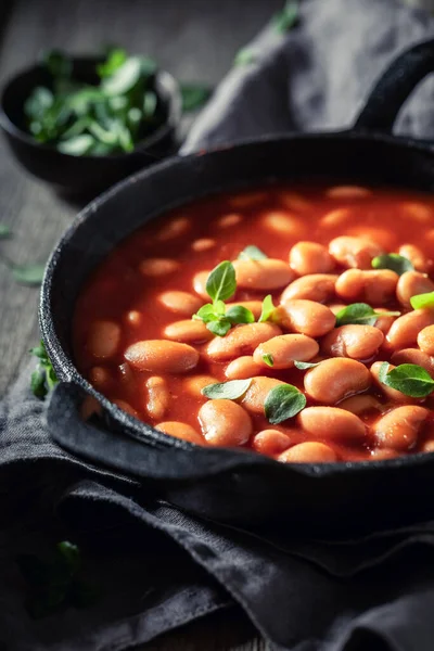 Feijão Cozido Saboroso Feito Tomates Ervas Frescas — Fotografia de Stock