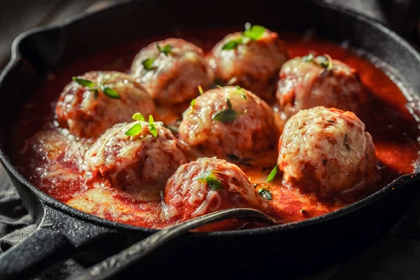 Primer Plano Sabrosas Albóndigas Con Queso Salsa Tomate — Foto de Stock