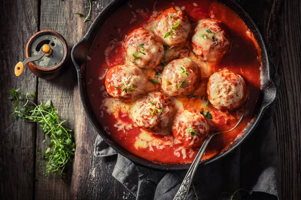 Primer Plano Albóndigas Picantes Con Queso Salsa Tomate —  Fotos de Stock