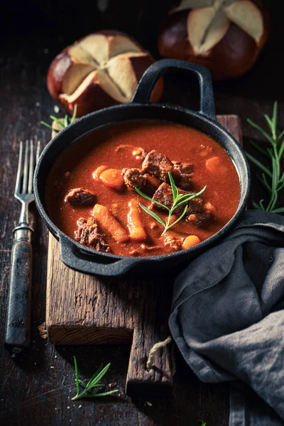 Godetevi Vostro Gulasch Servito Con Panini Caldi Freschi — Foto Stock