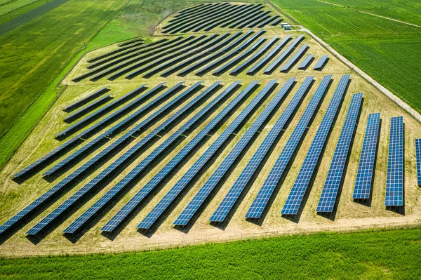 Luftaufnahme Von Sonnenkollektoren Auf Der Grünen Wiese Polen — Stockfoto