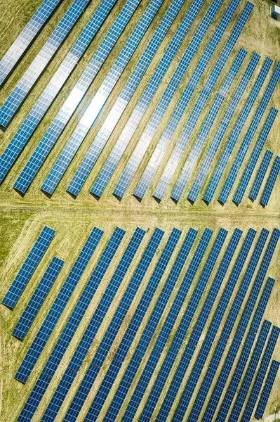 Sonnenkollektoren Auf Der Grünen Wiese Luftaufnahme — Stockfoto