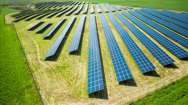 Atemberaubender Blick Auf Sonnenkollektoren Auf Der Grünen Wiese Sommer — Stockfoto