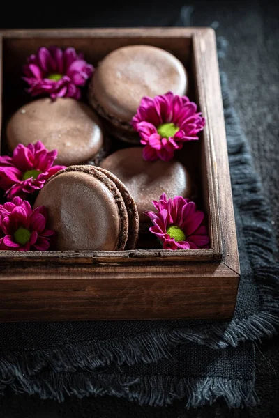 Gros Plan Macarons Chocolat Boîte Bois Avec Des Fleurs — Photo