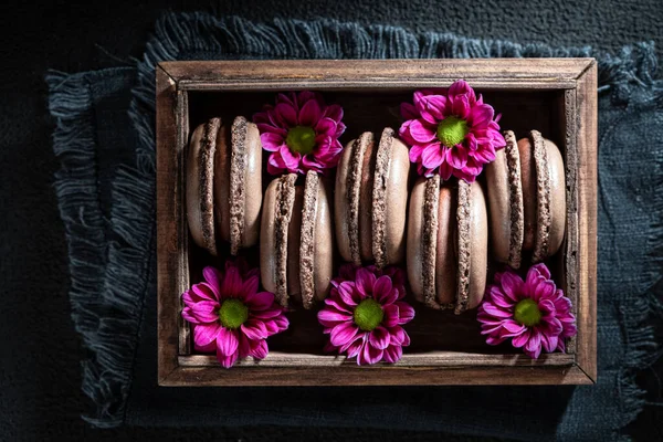 Macarons Chocolat Délicieux Boîte Bois Avec Des Fleurs — Photo