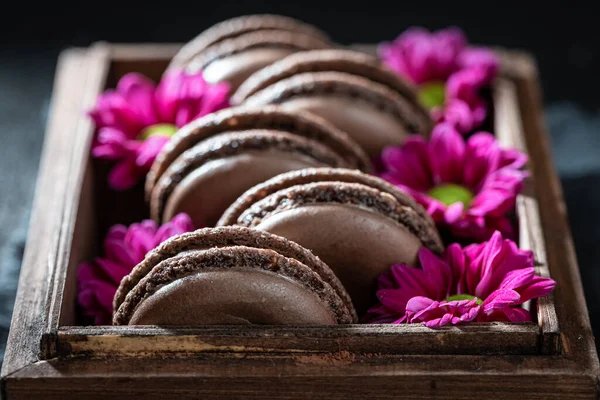 Delicious Chocolate Macaroons Wooden Box Flowers — Stock Photo, Image