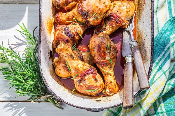Kryddiga Rostade Kycklingben Med Rosmarin Sommaren — Stockfoto