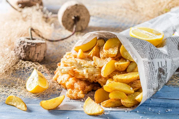 Fecho Dos Peixes Batatas Fritas Servidos Papel — Fotografia de Stock