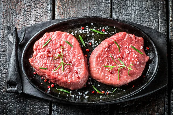 Vista Superior Carne Roja Fresca Con Hierbas Para Asar — Foto de Stock