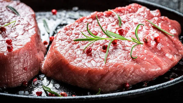 Närbild Bit Rött Kött Med Örter För Grill — Stockfoto