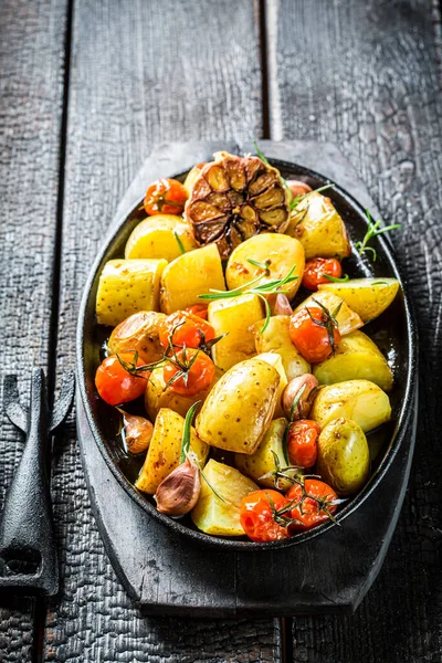 Kartoffeln Vom Grill Mit Rosmarin Knoblauch Und Tomaten — Stockfoto