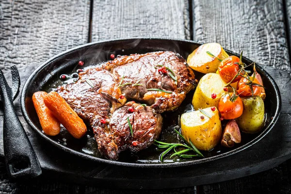 Steak Rôti Légumes Aux Herbes Fraîches — Photo